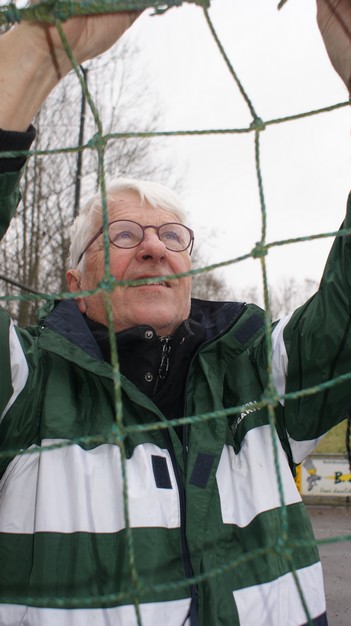 Peter PA3AZN helpt mee om de dipool van 20 m op te hangen.